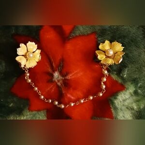 Vintage 1950's Yellow Flower Sweater Clip with Faux Pearl Chain